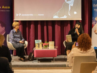 profesor Monika Adamczyk-Garbowska i doktor Monika Szabłowska-Zaremba rozmawiają podczas prezentacji książki motke złodziej, siedzą na scenie przed publicznością