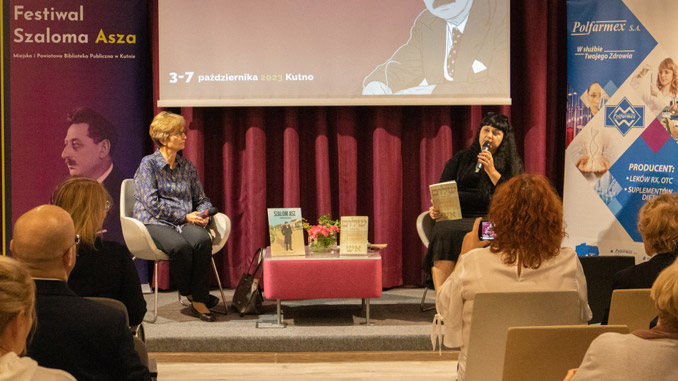 profesor Monika Adamczyk-Garbowska i doktor Monika Szabłowska-Zaremba rozmawiają podczas prezentacji książki motke złodziej, siedzą na scenie przed publicznością